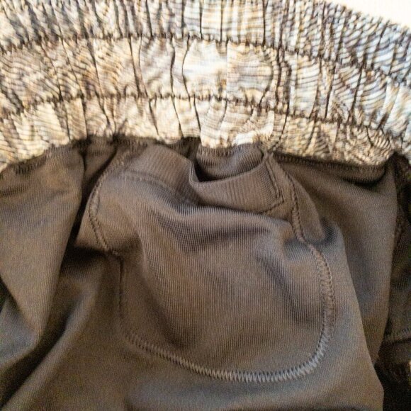 Lululemon Tracker Shorts 4” Tall – Size 6 Gray Abstract Print Zip Pocket - Picture 5 of 5